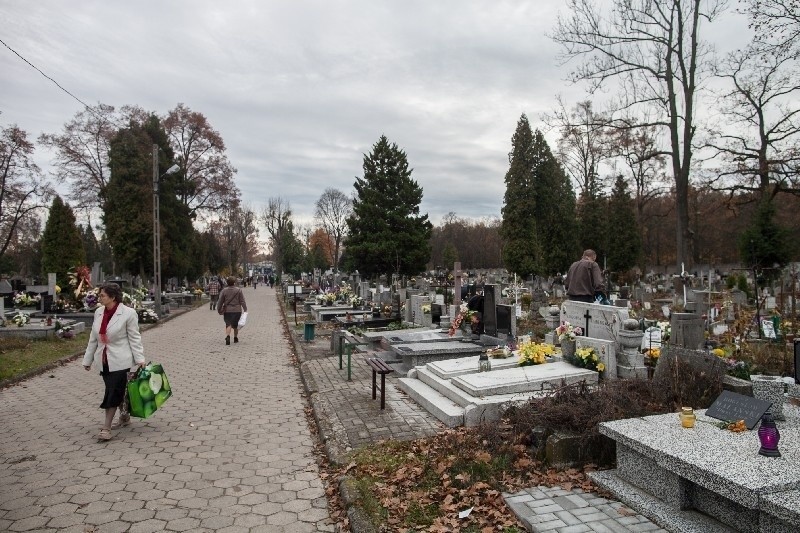 Wielkie porządki przed Świętem Zmarłych