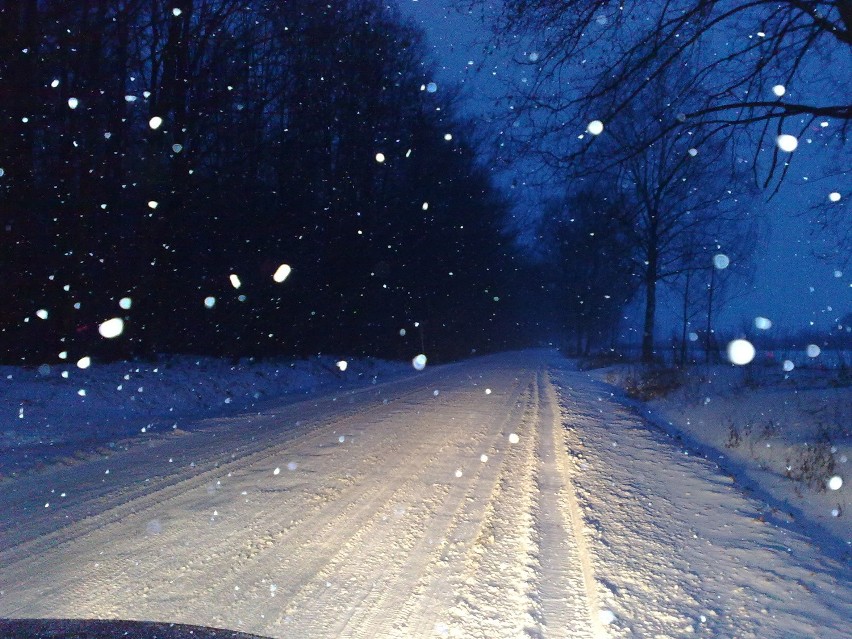 Droga na trasie Brodnica-Bobrowo. Padający śnieg, śliskie,...