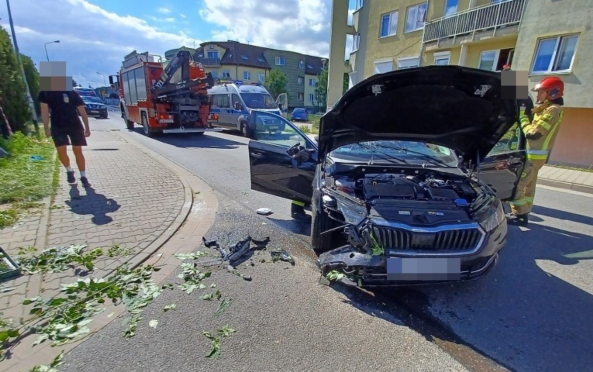 Kierowca stracił panowanie nad pojazdem na osiedlowej ulicy...