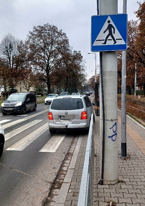 Wrocław. Wypadek na Sępolnie. Jedno auto zatrzymało się by przepuścić pieszych, po czym w jego tył uderzył kolejny samochód