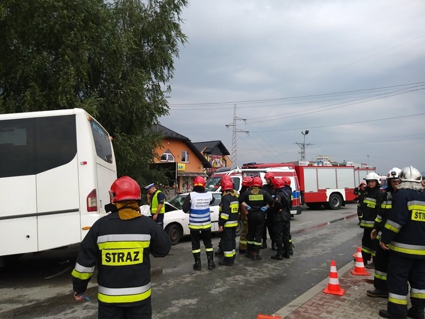 Śmiertelny wypadek w Świniarsku. Tir zderzył się z autobusem przewożącym dzieci 