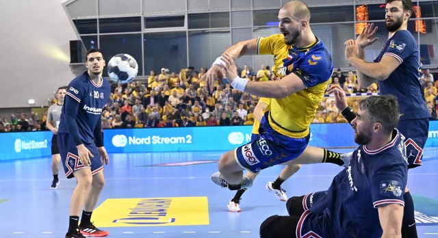 27 października Łomża Vive Kielce wygrało z PSG w Hali Legionów 38:33. Na zdjęciu rzuca Artiom Karaliok.