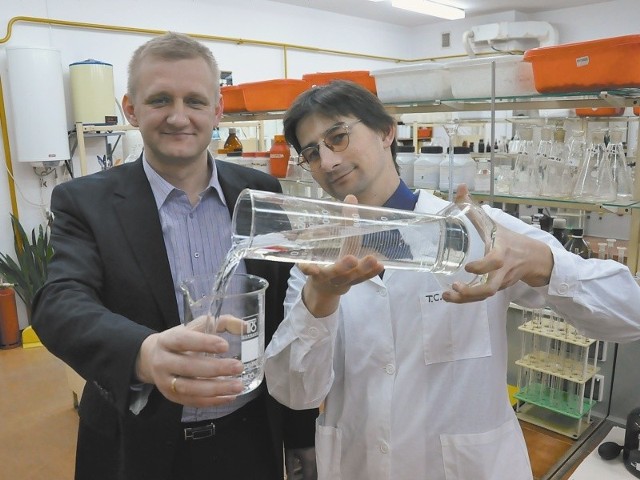 Pomożemy mu je rozwiązać - mówi dr Mirosław Wiatkowski. Na zdjęciu z dr. Tomaszem Ciesielczukiem (z prawej).