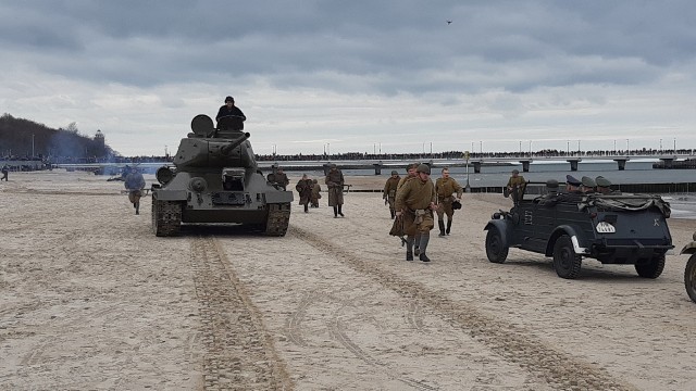 W niedzielę o godzinie 11 na plaży przy kołobrzeskim molo rozpoczęło się widowisko historyczne „Bój o Kołobrzeg". Jest to jedno z największych tegorocznych widowisk historycznych w Polsce.Zobacz także Bój o Kołobrzeg 2018