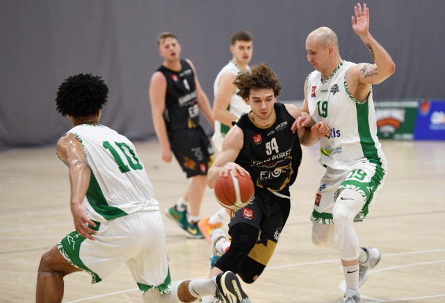 Koszykarze EIG CEZiB Kangoo Basket Gorzów wygrali w Zielonej Górze z miejscowym Q8 Oils SKM Zastalem 84:74.