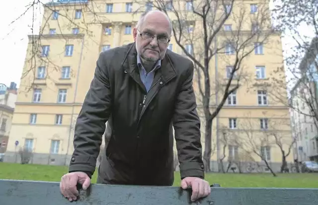 Grzegorz Surdy, były działacz NZS i WiP, przed budynkiem byłego Komitetu Krakowskiego PZPR, ul. św. Tomasza