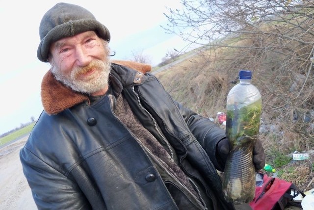 Zioła piję - mówi Stanisław Sawicki. - Zbieram je sam. Widzi pan te czarne? Nie gotuję tego, zalewam tylko w butelce zimną nieprzegotowaną wodą. Wodę biorę z przydrożnych rowów.