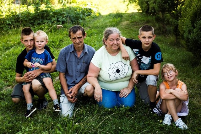 Rodzina Giełdoniów z częścią swoich dzieci. Od lewej: Jasiek (15), Antoś (3,5 roku), Andrzej, Zofia, Wojtek (13 l.), Andżelika (9 l.)