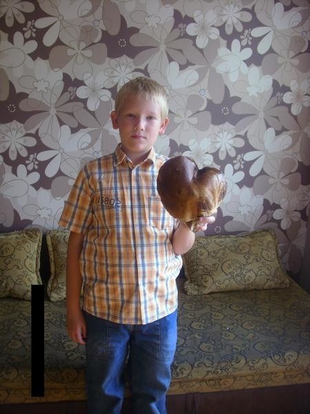 Łukasz Jaskulski (lat 10) z Golubia-Dobrzynia z grzybem większym niż głowa dziesięciolatka.
