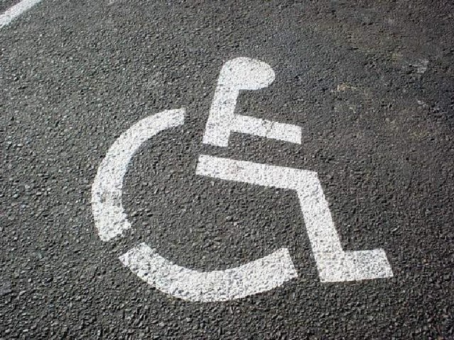 Firmo, pomoc dla niepełnosprawnych już bez oskładkowania!Firmy, które nie są zakładami pracy chronionej, lecz mają fundusz rehabilitacji, za pomoc wypłacaną niepełnosprawnym pracownikom nie odprowadzą od 1 stycznia składek do ZUS.