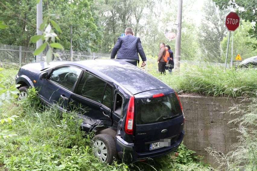 Samochód zderzył się z tramwajem i wylądował w rowie [ZDJĘCIA]