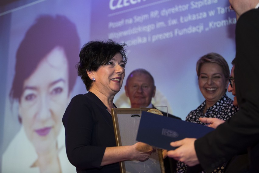 Medal odbiera Anna Czech, posłanka PiS i dyrektorka Szpitala...