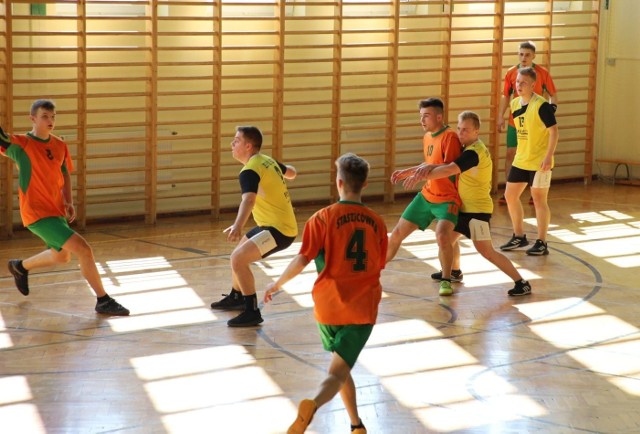 Najlepszą drużyną okazał się Zespół Szkół imienia Stanisława Staszica w Staszowie (w pomarańczowych koszulkach)
