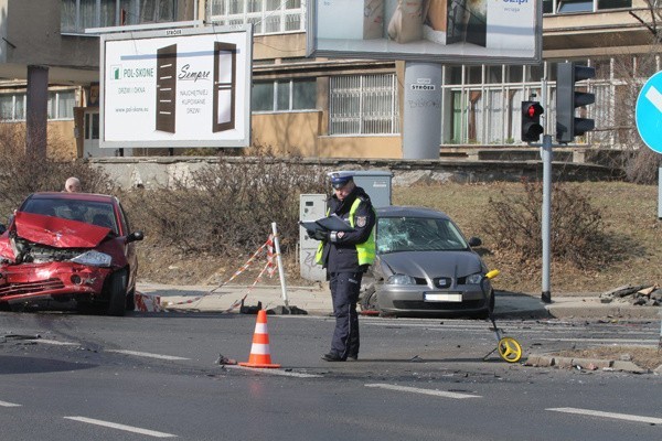 Wypadek na skrzyżowaniu ul. Pojezierskiej z ul. Hipoteczną.