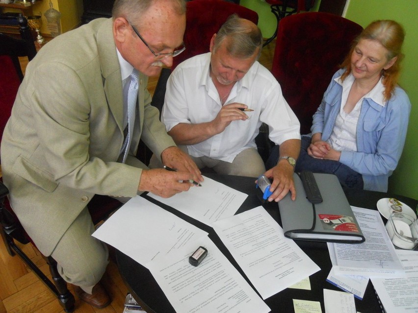 Burmistrz Andrzej Cieśla podpisuje porozumienie  z Markiem...