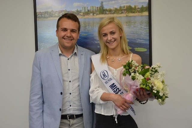 Karolinie Majewskiej, Miss Ziemi Świętokrzyskiej pogratulował prezydent Starachowic Marek Materek.