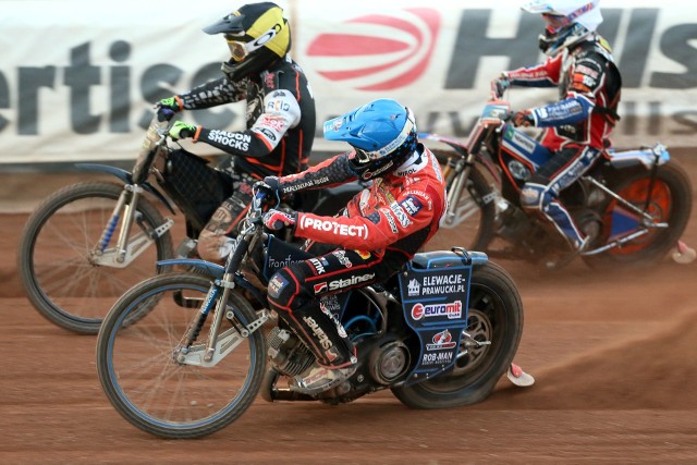 Tobiasz Musielak (niebieski kask) w polskiej lidze reprezentował ROW Rybnik. Sezon nad Wisłą skończył szybko, na Wyspach ma szanse na złoto