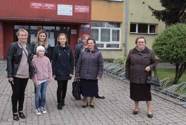 - Jak zawsze na wybory przychodzimy całą rodziną, prosto z kościoła po mszy - mówili nam członkowie rodziny Duranców i Kowalczyków, których spotkaliśmy przed komisją obwodową w szkole podstawowej numer 1 w Białobrzegach.