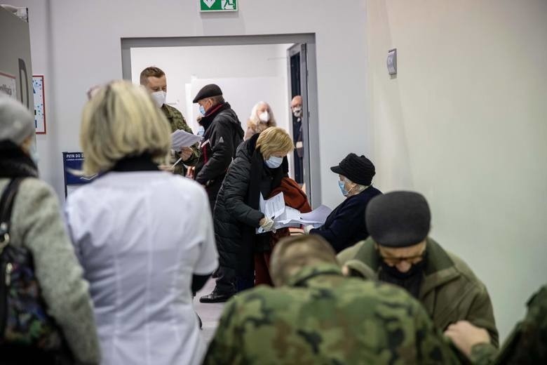 Białystok. Wielki pech niektórych seniorów czekających na szczepienie w szpitalu tymczasowym USK. Przesunięto im termin na 26 marca 