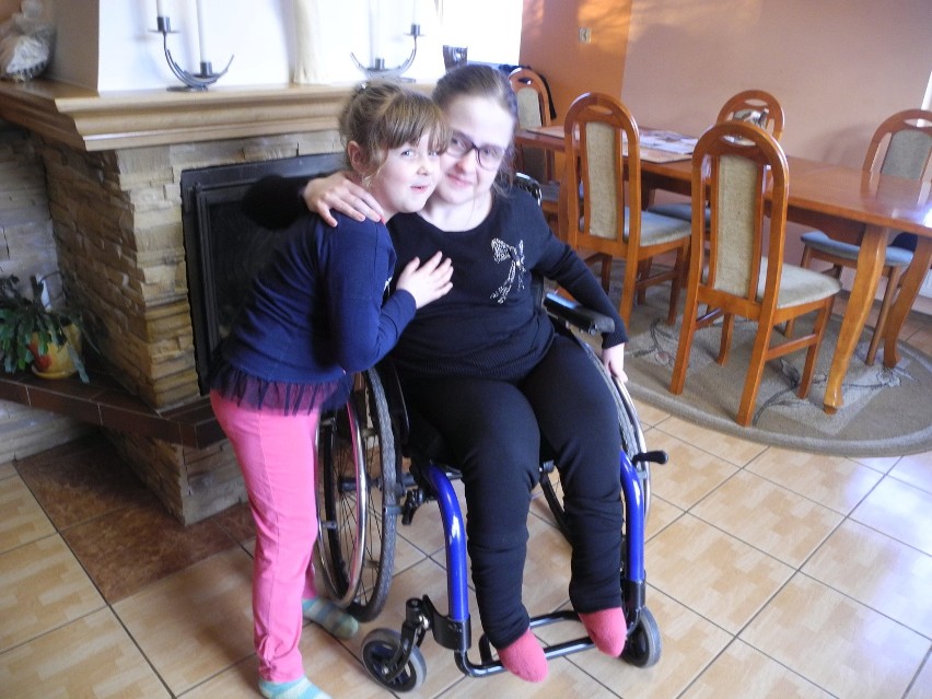 Młodzież będzie zbierać na nowy wózek inwalidzki dla koleżanki (wideo, zdjęcia)
