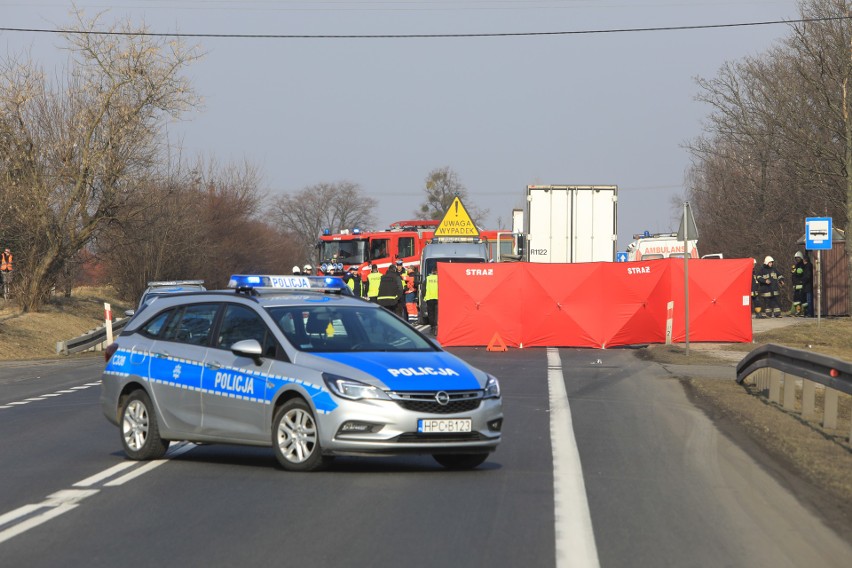 Na parafialnym cmentarzu w Dobrzejewicach z daleka uwagę...