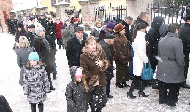 Na zdjęciu: po niedzielnej mszy św. wierni wychodzą z lipnowskiego kościoła pod wezwaniem Najświętszej Marii Panny. 