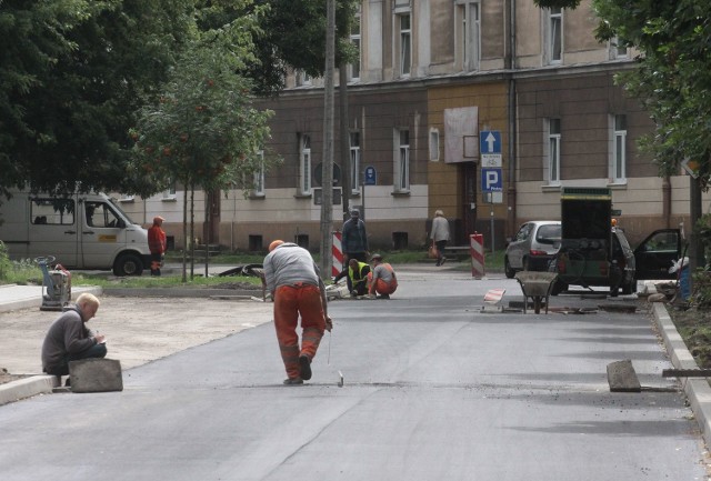 Remont odcinka ulicy Planty między Kościuszki i Broni przebiega bardzo sprawnie. Na jezdni już leży pierwsza warstwa nowego asfaltu.
