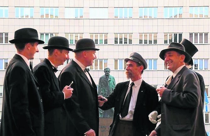 Przed gmachem Sejmu Śląskiego zebrali  się posłowie -...