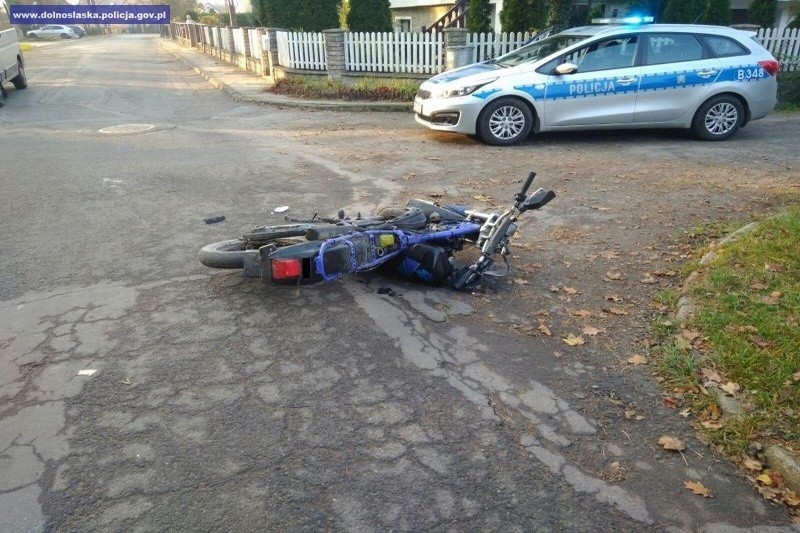 Szalał po parku motocyklem i uciekał policjantom. Doszło do wypadku