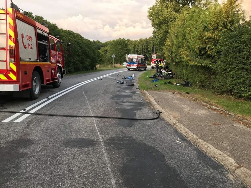 Motocyklista uderzył w osobówkę. Dwie osoby w szpitalu (zdjęcia)