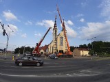Ostrołęka. Wieże kościoła pw. św. Franciszka są już gotowe. Zamontowano je 29.06.2022. Zobacz zdjęcia