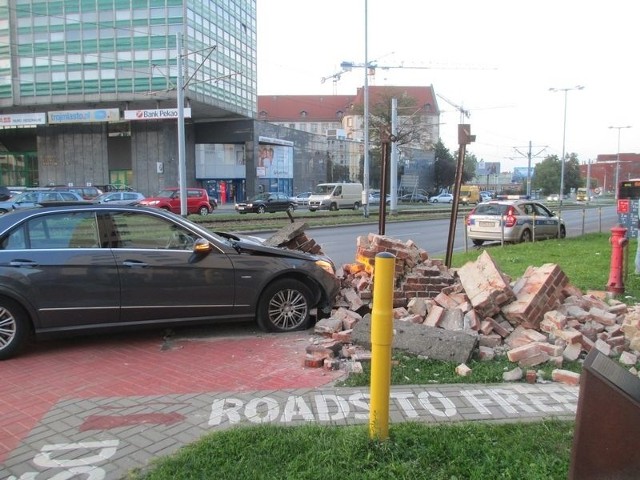 Kierowca mercedesa zburzył zabytkowy mur Stoczni Gdańskiej