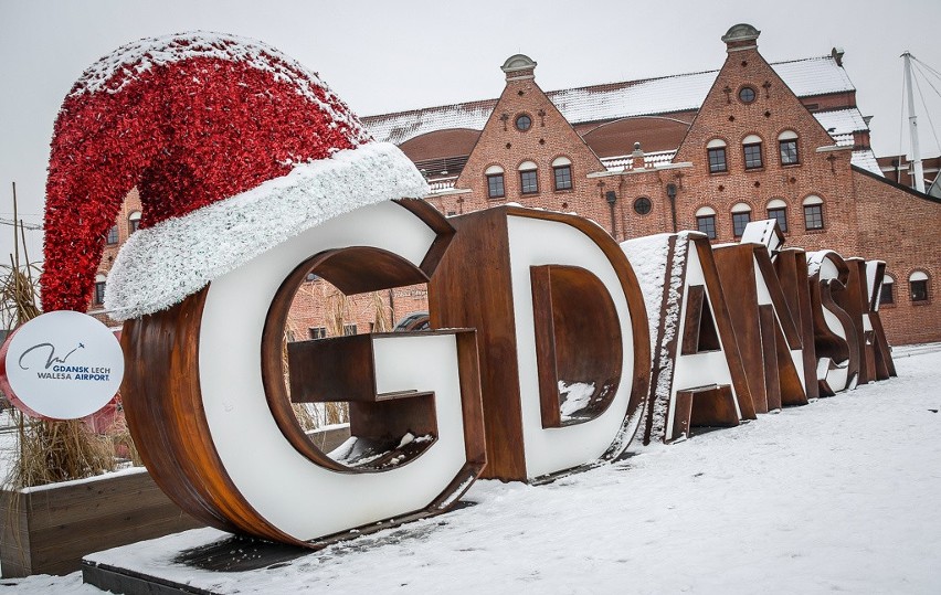 Napis "Gdańsk" w świątecznej odsłonie. Pojawiła się na nim czapka Świętego Mikołaja, która będzie podświetlona każdego dnia od godz. 16:00