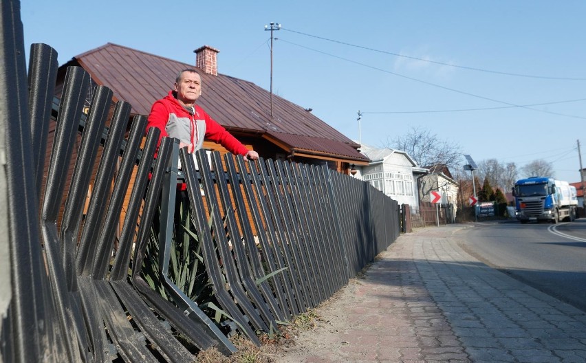 W sobotę w Sokołowie Małopolskim ktoś uderzył osobowym autem...