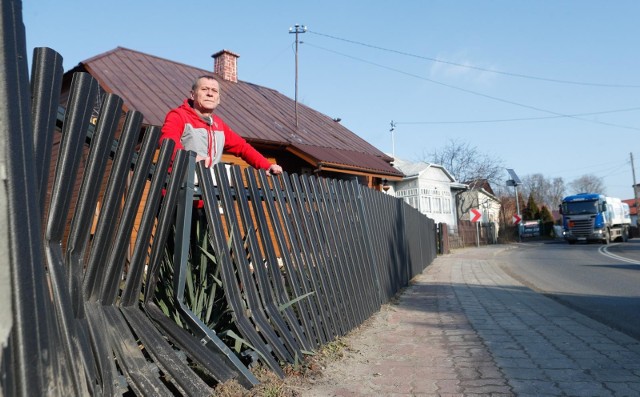 W sobotę w Sokołowie Małopolskim ktoś uderzył osobowym autem w ogrodzenie pana Bogusława. Kierowca uciekł z miejsca wypadku. Właściciel posesji po raz kolejny będzie musiał wymienić ogrodzenie.