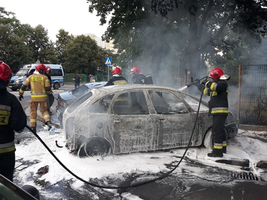 Pożar samochodów na Szczepinie. Z daleka widać czarny dym (ZDJĘCIA)