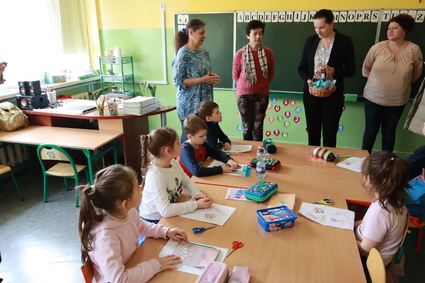 Dzieci z Ukrainy szybko uczą się języka polskiego – chwali...