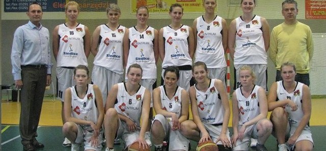 Nowy zespół MKK Siedlce z zawodniczkami Unii Basket i trenerem Maciejem Kruszewskim.