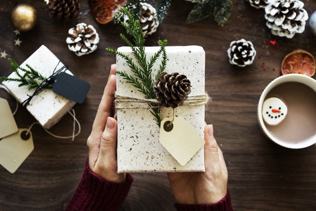 Jak zapakować prezent - jak ładnie zapakować prezent. Jak pakować prezenty - poradnik wideo. Prezent świąteczny, prezent pod choinkę.