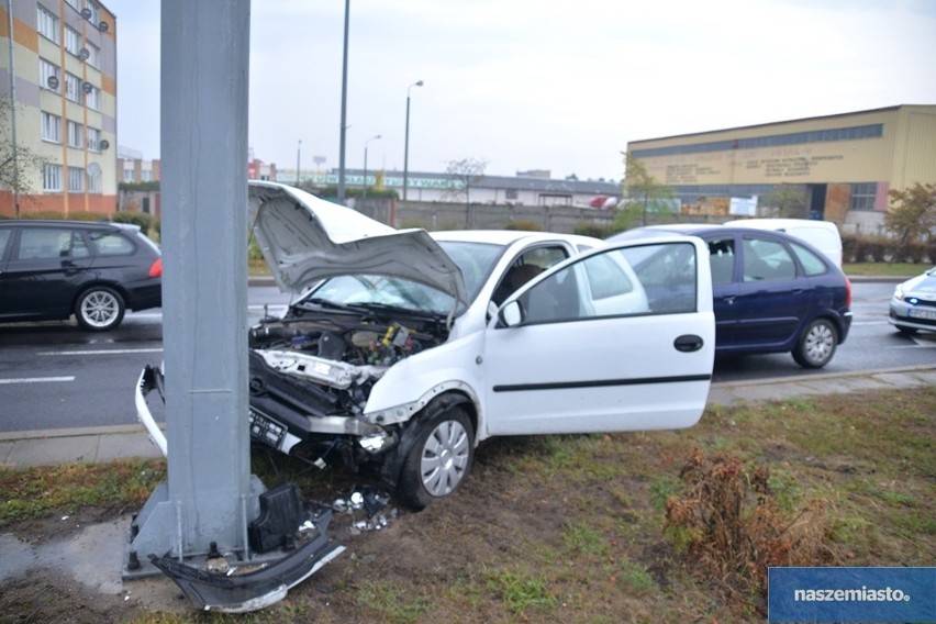 Opel uderzył słup we Włocławku. Kierowca trafił do szpitala [zdjęcia]