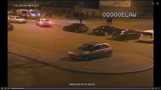 Na wniosek mieszkańców zainstalowano kamerę, za pośrednictwem której policja monitoruje wszystko to, co dzieje się nocą na tyłach ratusza