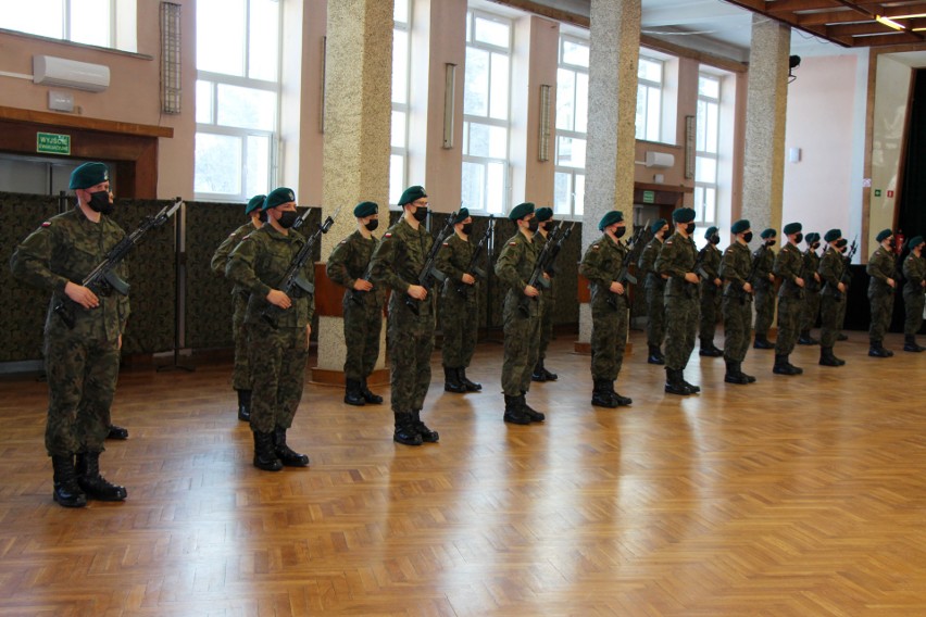 Białystok. Prawie 30 nowych żołnierzy z 18. Pułku Rozpoznawczego złożyło przysięgę [ZDJĘCIA]