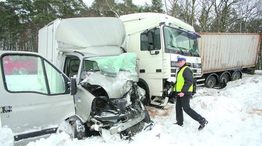 Świecka "drogówka&#8221; wczoraj czwarty raz w ciągu dwóch dni przyjechała do wypadku w Świętem. Niestety, kierowca renaulta zginął.