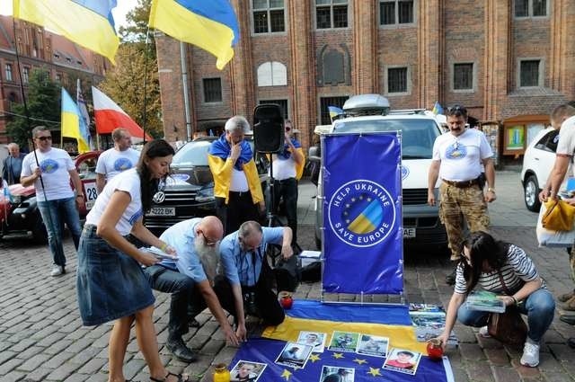 Krzyż z flag, zniczy i fotografii pomagali ustawić Ukraińcom członkowie Automobilklubu Toruńskiego 