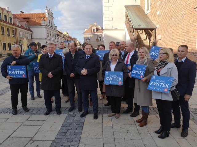 O głosy wyborców na Rynku Starego Miasta w Sandomierzu zabiegał  poseł Marek Kwitek - senator Jarosław Rusiecki.
