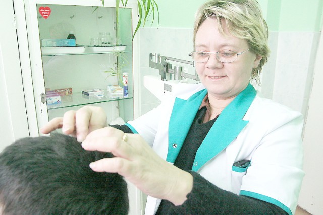 Pielęgniarka może skontrolować włosy ucznia tylko za zgodą rodziców. Na zdjęciu: starsza pielęgniarka Mariola Harasimowicz.