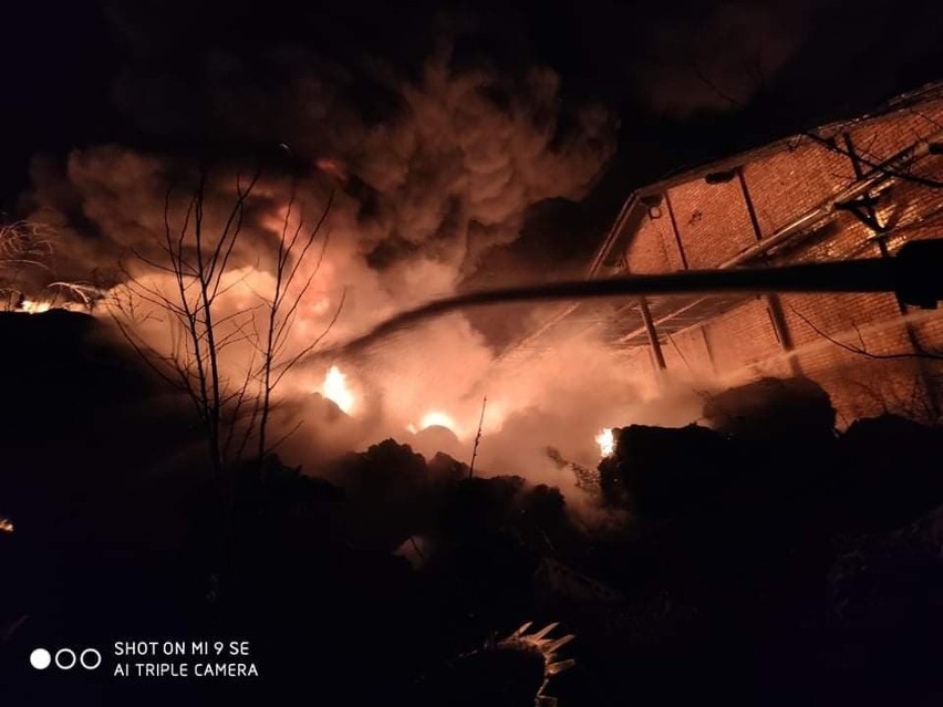 Ogromny pożar tworzyw sztucznych w Pionkach. Służby apelują do mieszkańców o pozostanie w domach