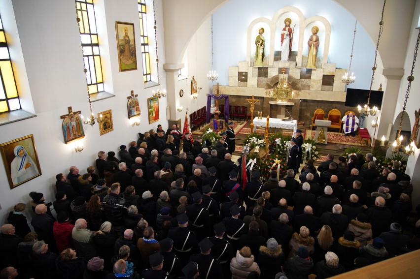 Tłumy na pogrzebie Stanisława Zawadzkiego w Obicach. Wieloletni członek zarządu Moravii Morawica, ceniony strażak zmarł w wieku 66 lat