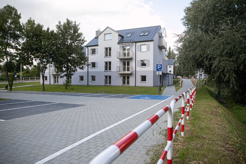 Kraków. Nowe osiedle komunalne gotowe, wkrótce pojawią się lokatorzy. Jest plac zabaw i zieleń [ZDJĘCIA]