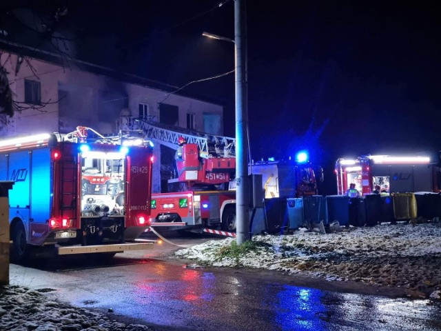 Z balkonu w bloku przy ulicy Siennieńskiej w Ostrowcu strażacy ewakuowali podtrutego dymem mężczyznę.